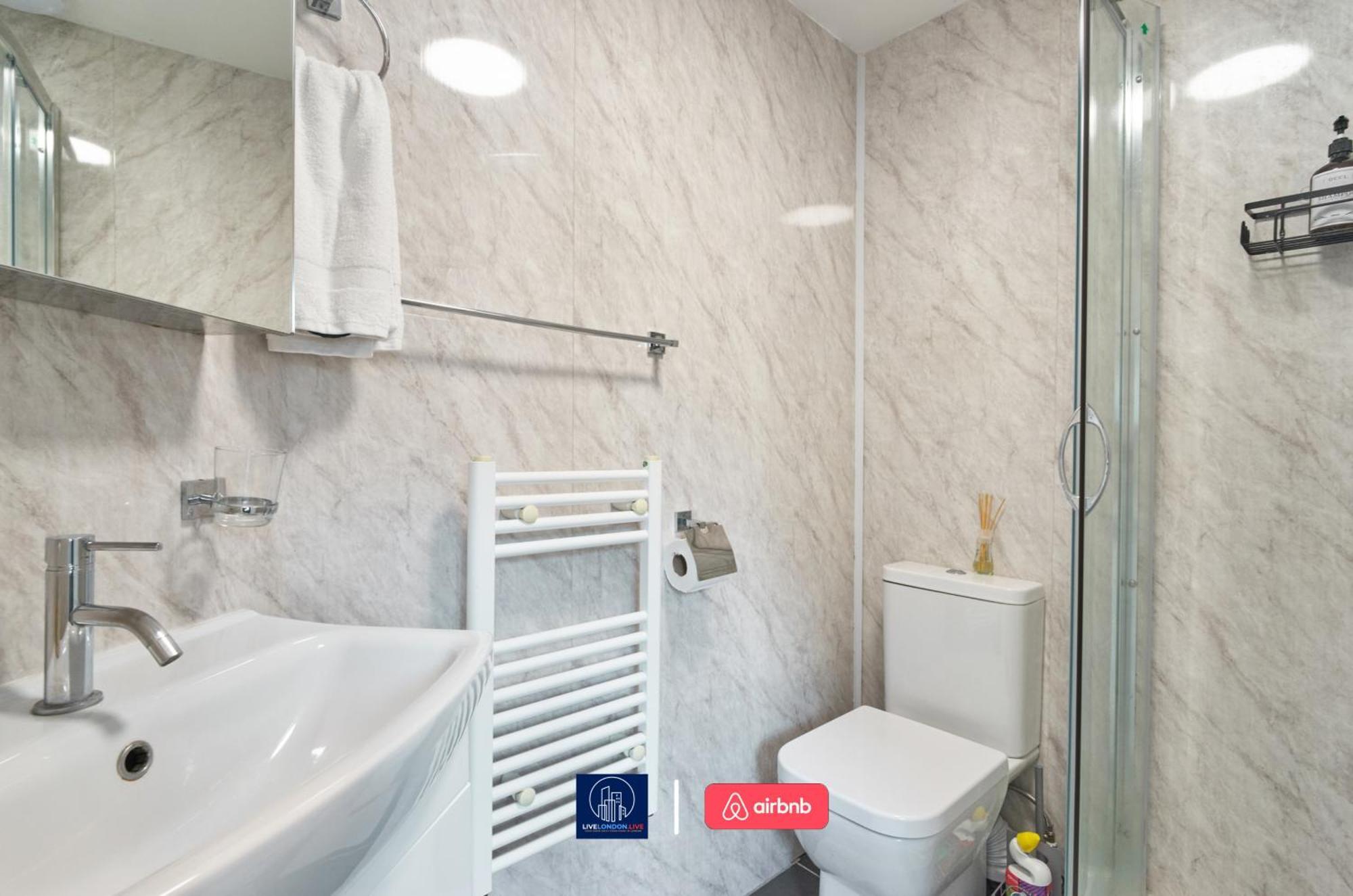 Last-Minute Specials L Sleeps Up To 4 Guests L One-Bedroom Apartment With King Bed And High Ceilings Near Camden By Live London Short Lets & Serviced Accommodation エクステリア 写真